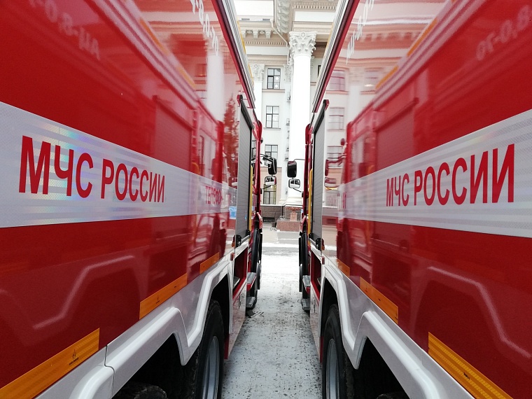 В Тюмени из горевшего здания автосервиса вынесли 30 газовых баллонов