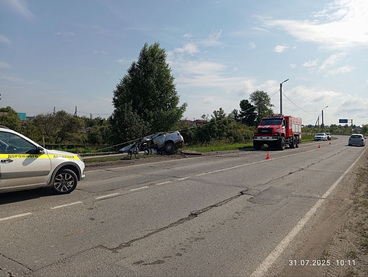 На подъезде к селу Вагай машина въехала в столб, водитель погиб