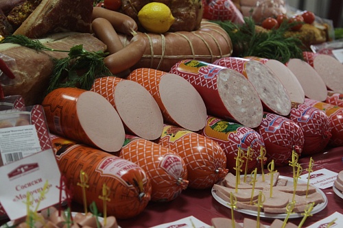 Молодой тюменец украл в магазине и продал случайным прохожим колбасы на 3000 рублей