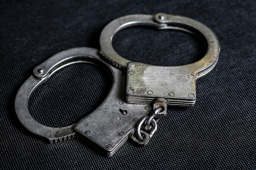 В Тюмени задержали грабителя, ударившего директора магазина головой и угрожавшего охраннику ножом