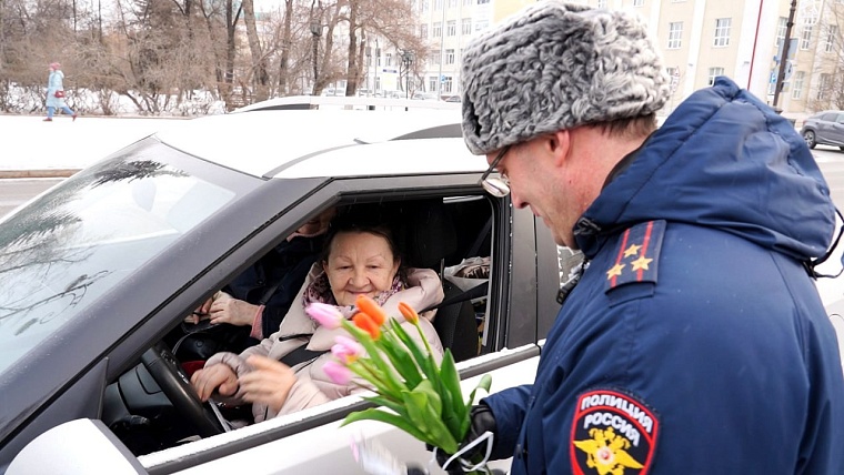 В Тюмени начальник ГАИ Андрей Миллер раздает цветы автомобилисткам