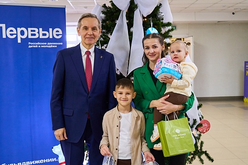 Семья участника СВО из Ялуторовска получила подарки в рамках акции «Елка желаний»