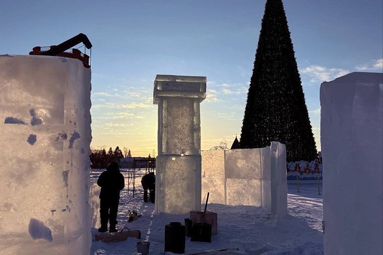 На Красной площади Тобольска начали строить ледовый городок