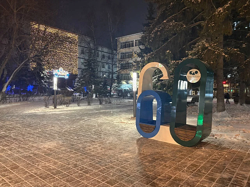 В Тюмени установили скамейку в честь 60-летия Калининского округа