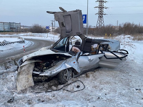 В Тюмени «Мицубиси Галант» въехал в ограждение и опрокинулся, водитель умер