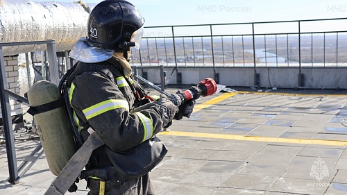 В Тюмени тушили условный пожар на 100-метровой высоте