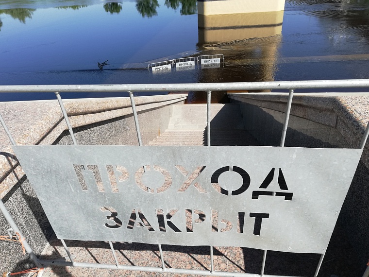 Паводок в Тюмени: нижний ярус набережной Туры полностью скрыт водой