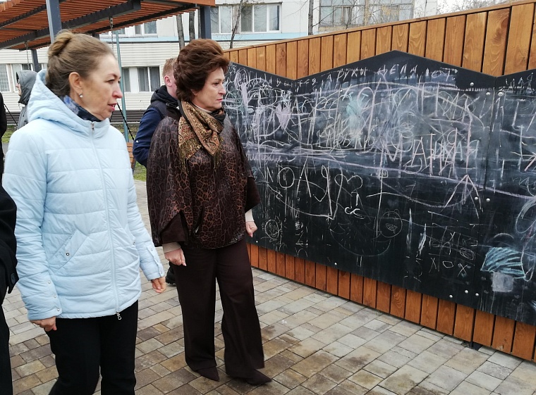 Визитная карточка района: тюменские депутаты побывали на благоустроенной территории на улице Карла Маркса