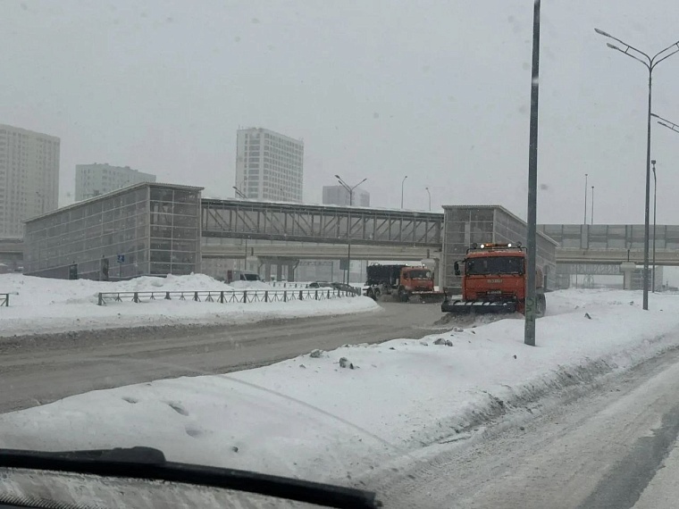 Со снегопадом в Тюмени борются 620 единиц спецтехники и 450 рабочих