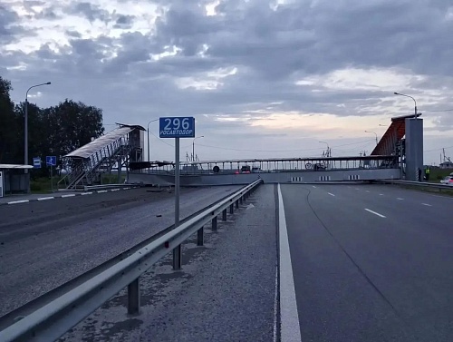 Под Тюменью самосвал уронил надземный пешеходный переход, движение перекрыто