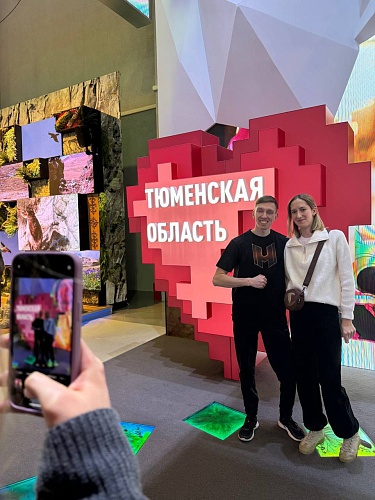 «Супернинзя» Федор Трубин провел экскурсию посетителям стенда Тюменской области на выставке «Россия»