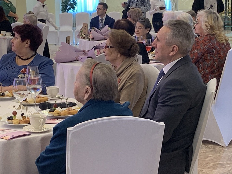 Александр Моор поздравил ветеранов, участниц и матерей бойцов СВО с 8 Марта