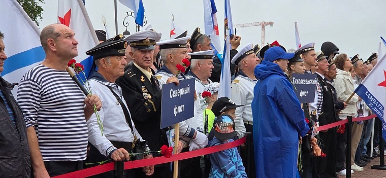 Утро в Тюмени началось с торжественного митинга у Вечного огня
