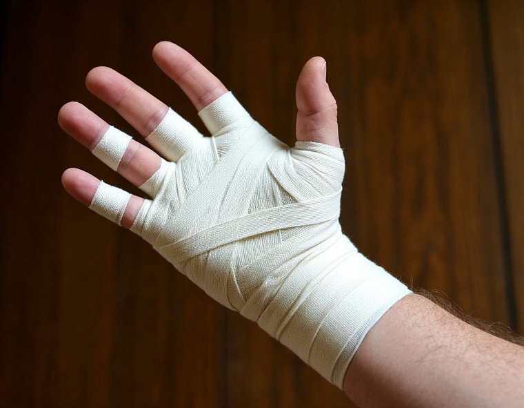 Хирурги в Тюмени экстренно пришили пациенту три отрубленных пальца