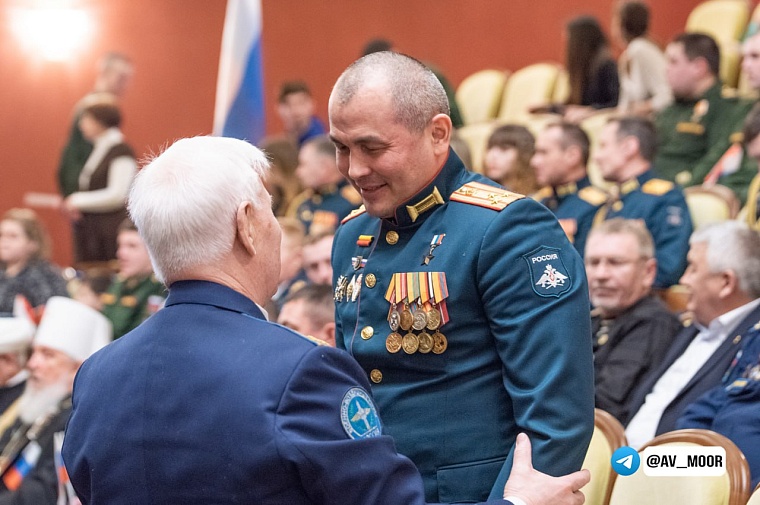 Александр Моор поздравил  Героя России Рустама Сайфуллина с днем рождения