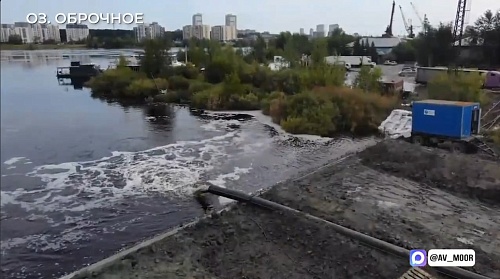 Александр Моор показал, как снижают уровень воды в озере Оброчном