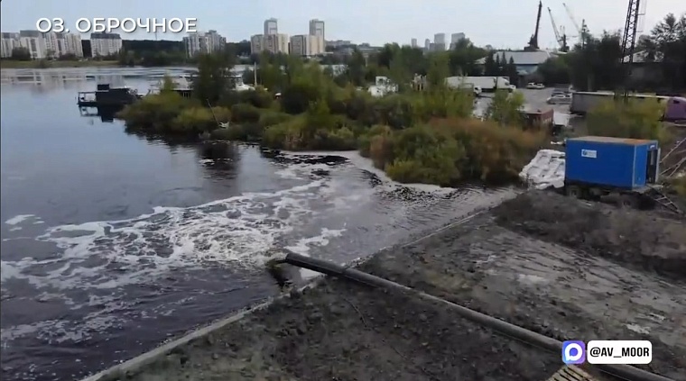 Александр Моор показал, как снижают уровень воды в озере Оброчном