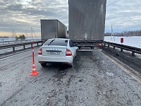 На федеральной трассе в Тюменском районе столкнулись два легковых автомобиля и грузовик