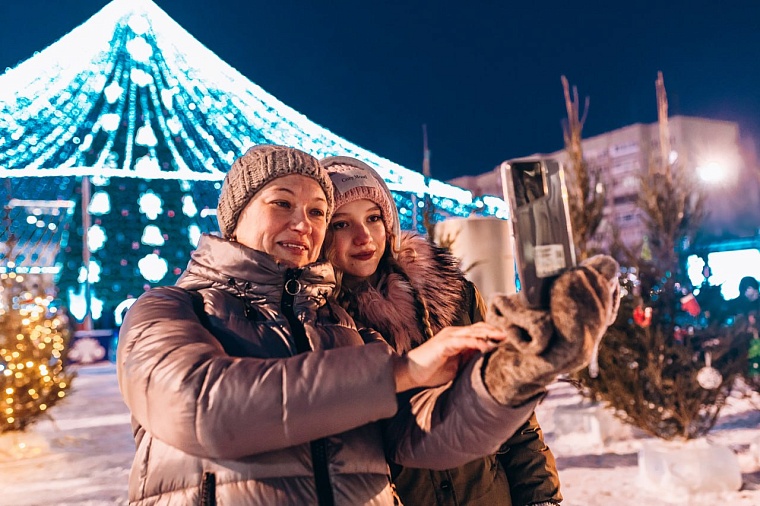 Атмосфера сказки: в Тюмени открыли главную городскую елку