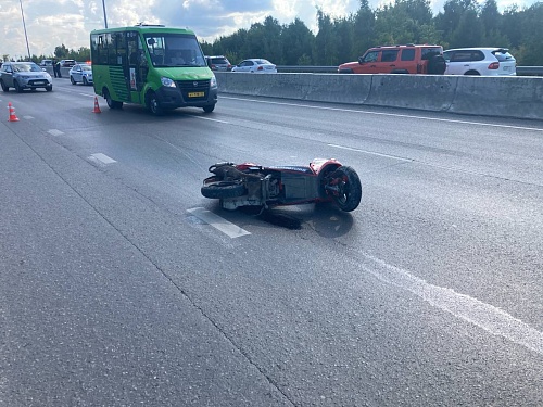 На объездной дороге в Тюмени разбился мужчина на скутере