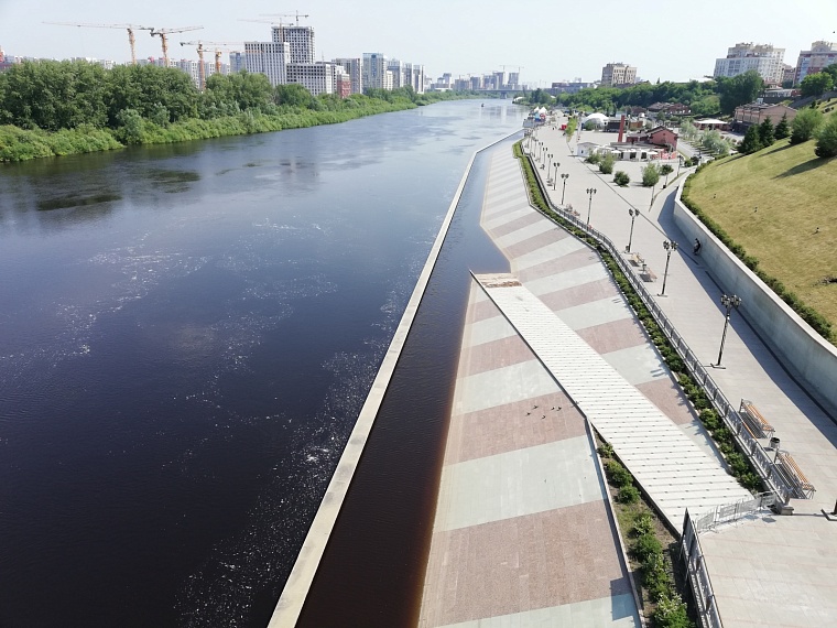 В Тюмени снижается уровень Туры: из-под воды показались перила