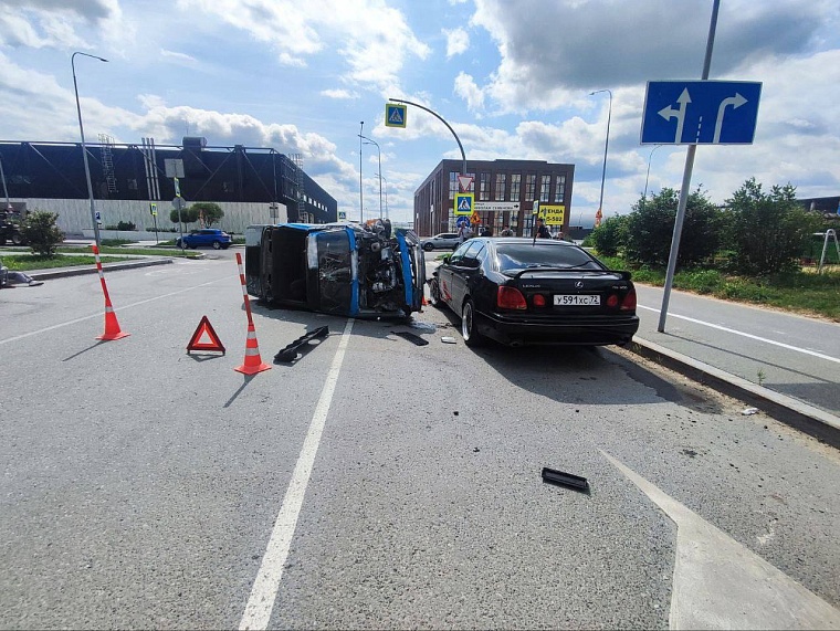 В Тюмени 15-летний подросток на «обрезанном» ВАЗе врезался в «Лексус»