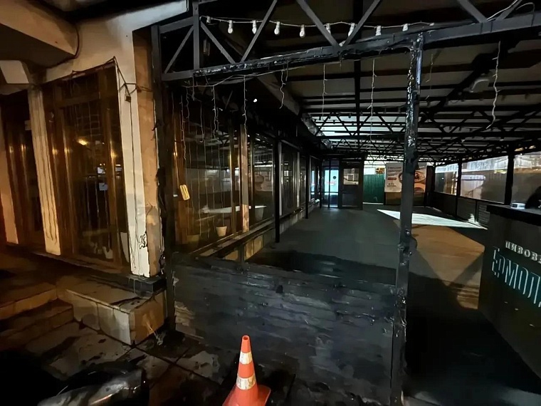 В центре Тюмени после ДТП сгорел мотоцикл, водитель сбежал