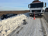 Под Тюменью «Тойота» въехала в стоящий мусоровоз «МАЗ»