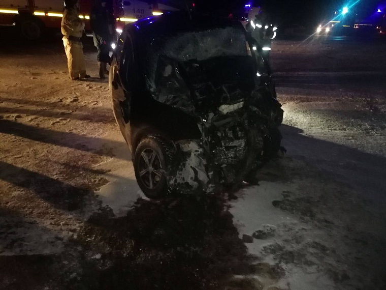 Водитель и пассажирка "Лады" погибли на трассе Тюмень - Ханты-Мансийск в столкновении с автобусом