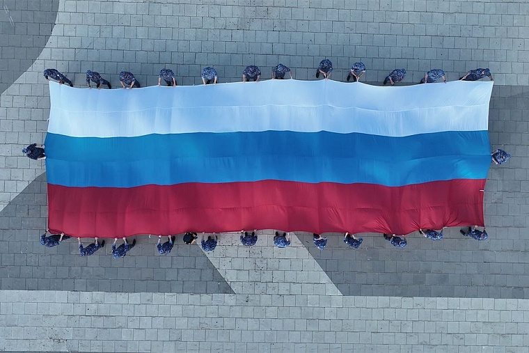 В центре Тюмени развернули 16-метровый флаг России