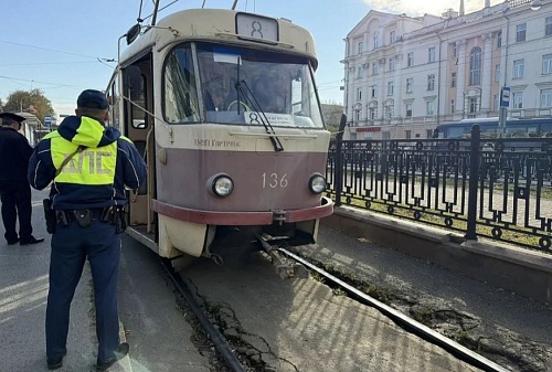 Внезапно упала под трамвай: у девушки переломы рук, ног и травма головы