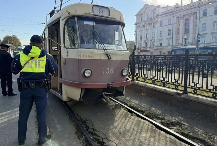 Внезапно упала под трамвай: у девушки переломы рук, ног и травма головы