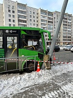 В Тюмени маршрутка въехала в столб: десять человек получили травмы