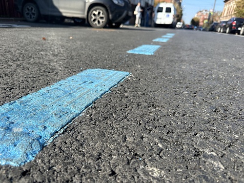 В центре Тюмени нанесли синюю разметку на проезжей части