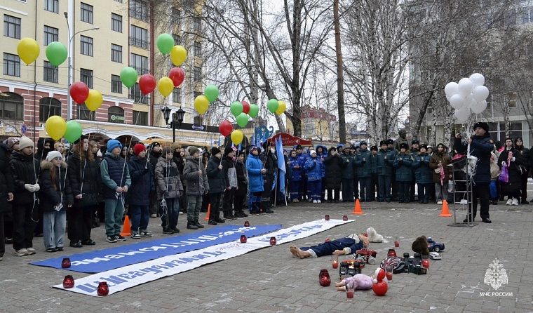 Не вернутся домой: в Тюмени прошла акция в память о погибших в ДТП