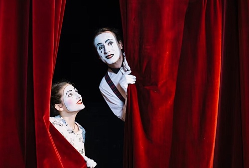 Тюменцам покажут обновленный театрально-цирковой спектакль «Алиса в Зазеркалье»