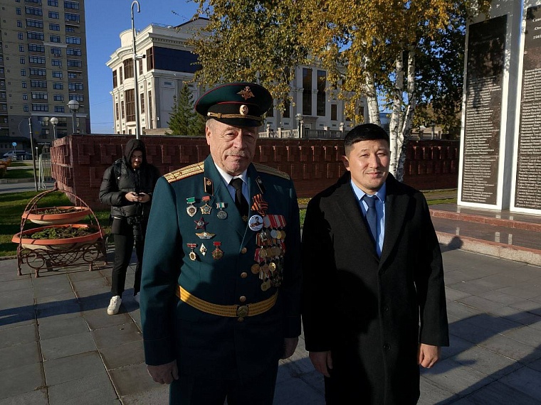 Даурен Елеманов продолжает стажировку в комитете по делам национальностей Тюменской области