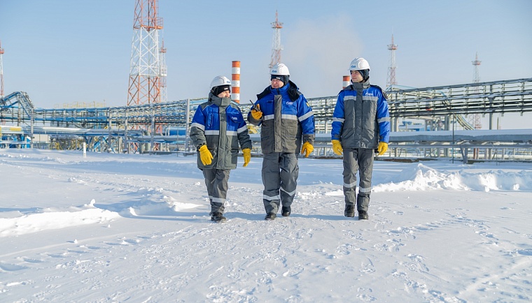 Машинист технологических компрессоров Сергей Озеров (в центре) знакомит слесарей по КИП и А Рустама Камалова и Богдана Лихошву с работой ДКС-5В