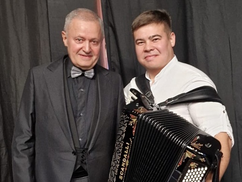 Тюменец сыграл на аккордеоне с главным оркестром страны