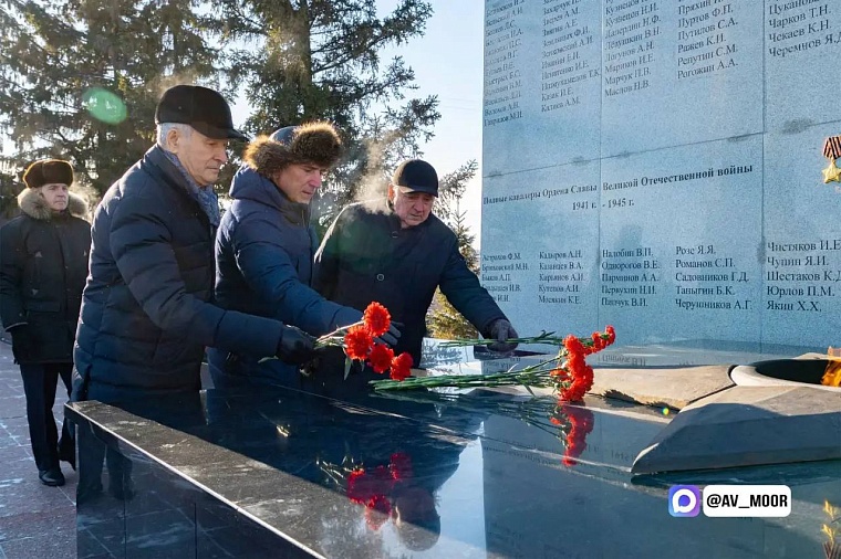 Александр Моор вручил памятные знаки семьям участников СВО