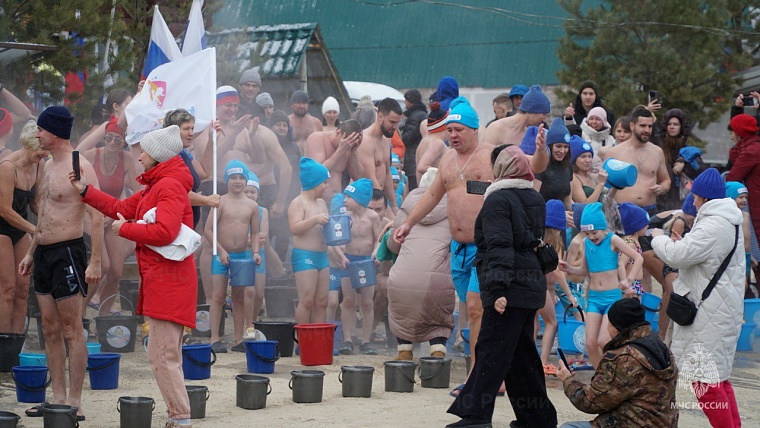 В Тюмени прошел «День моржа» с массовым обливанием холодной водой
