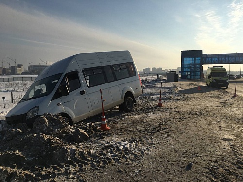 На тюменской окружной дороге водитель микроавтобуса умер за рулем