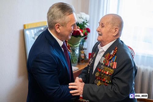 Александр Моор поздравил ветерана-фронтовика Ивана Пояркова со 100-летием