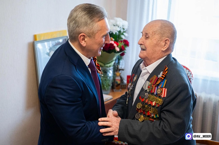 Александр Моор поздравил ветерана-фронтовика Ивана Пояркова со 100-летием