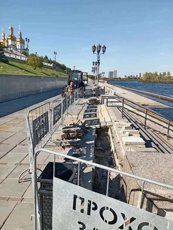 В Тюмени очищают набережную Туры после паводка