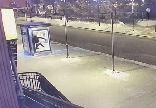 В центре Тюмени вандал разбил  "умную" остановку