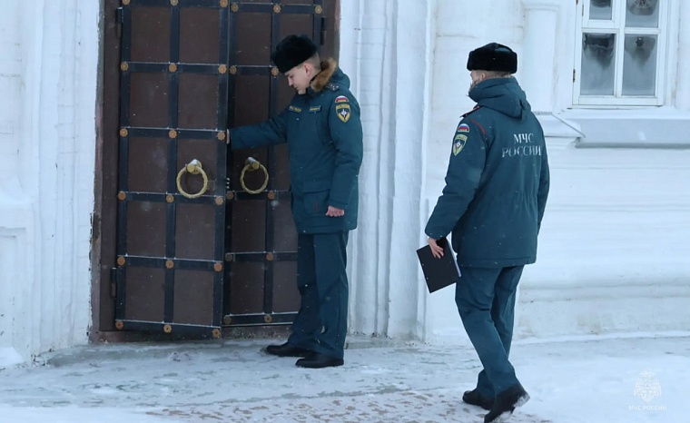В Тюменской области пожарные перед Рождеством напоминают правила безопасности