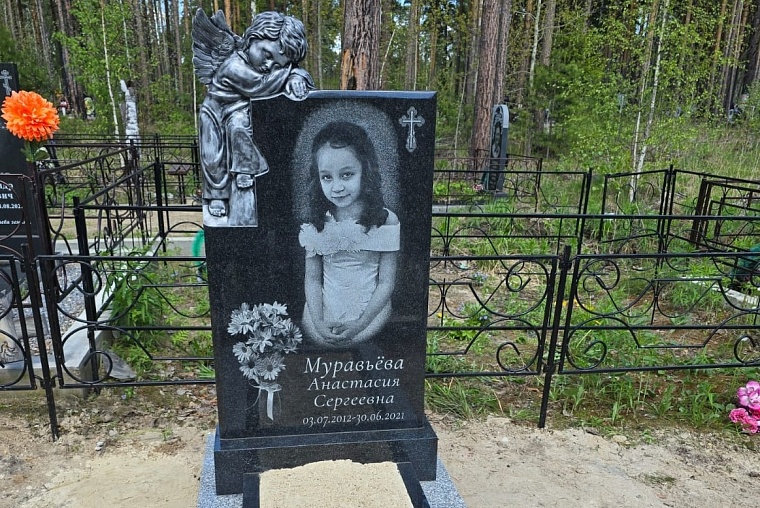 Тюменский предприниматель установил памятник на могиле Насте Муревьевой