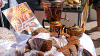 В Тюмени на Цветном бульваре проходит фестиваль "Хлебный базар"
