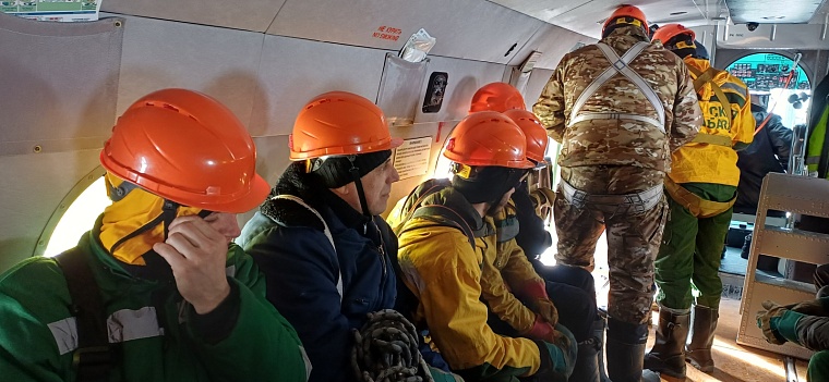 Повезло с погодой: пожарные-десантники оттачивали спуск с вертолета в весеннем лесу